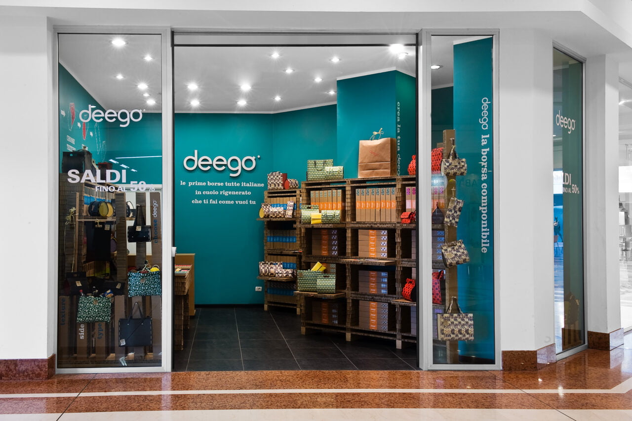 Il cartone arreda il negozio Deego