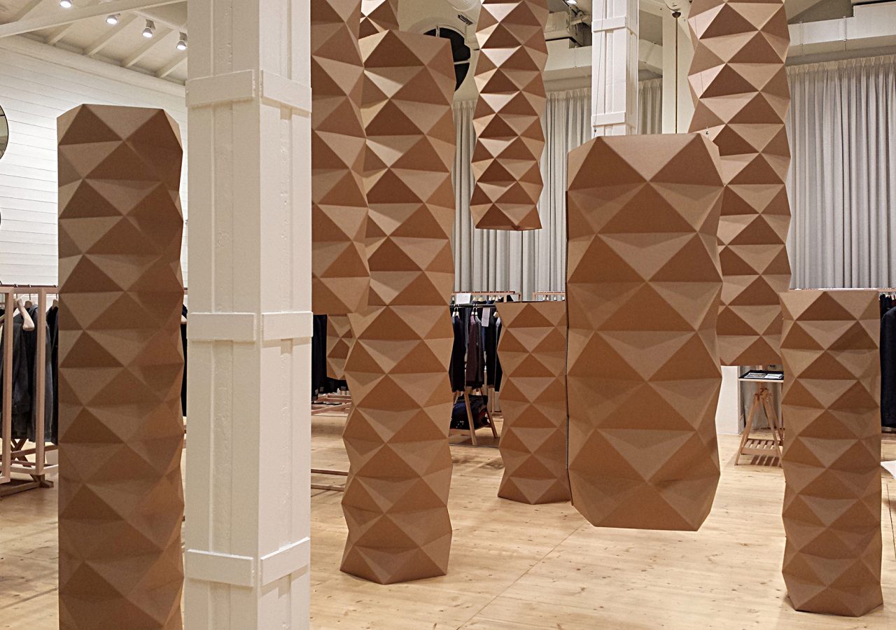 Colonna origami di cartone ondulato