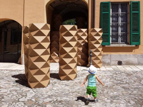 Colonna origami di cartone ondulato thumbnail